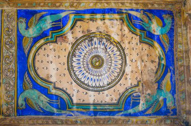 08 21 2009 Nandi Mandapa 'da Tanjavur, Tamil Nadu, Hindistan' daki Brihadeeswarar Tapınağı 'ndan ayrıntılı bir tavan duvar resmi..