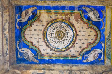 08 21 2009 Nandi Mandapa 'da Tanjavur, Tamil Nadu, Hindistan' daki Brihadeeswarar Tapınağı 'ndan ayrıntılı bir tavan duvar resmi..