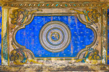 08 21 2009 Nandi Mandapa 'da Tanjavur, Tamil Nadu, Hindistan' daki Brihadeeswarar Tapınağı 'ndan ayrıntılı bir tavan duvar resmi..