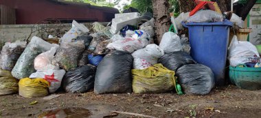 Bangkok / Tayland - Ekim 04: 2020: Plastik kutularda çöp yığınları (çöp, çöp). Çöp Doldur.