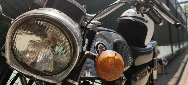 Bangkok - Tayland - 20 Şubat 2021: Otoparka park edilmiş Suzuki motosikletleri. 