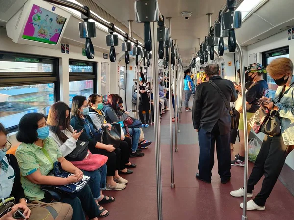 Bangkok Thailand März 2021 Ein Fahrgast Einem Bts Zug Trägt — Stockfoto