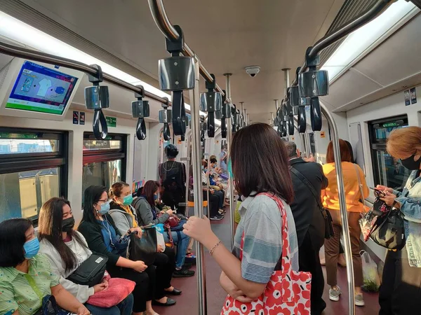 Μπανγκόκ Ταϊλάνδη Ιανουαρίου 2021 Επιβάτες Ενός Τρένου Bts Φορούν Μάσκες — Φωτογραφία Αρχείου