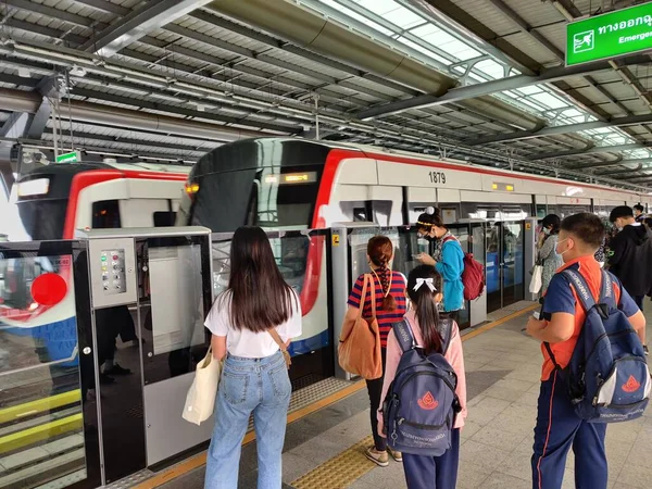 Bangkok Thailand Februari 2021 Passagerare Bts Tågets Ansiktsmasker För Att — Stockfoto
