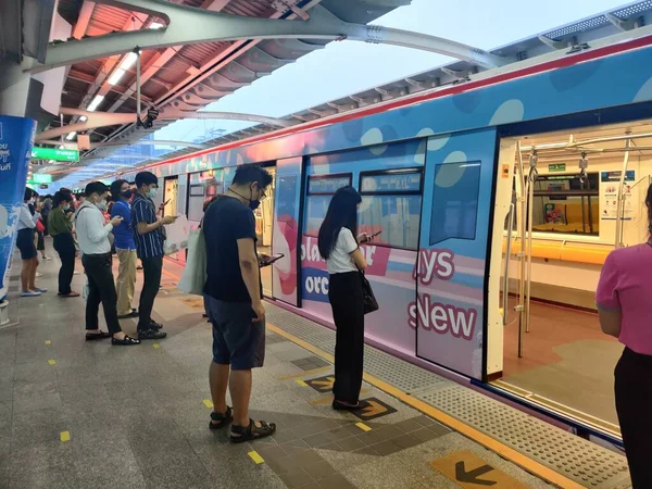 Bangkok Thailand Februar 2021 Ein Fahrgast Einem Bts Zug Trägt — Stockfoto