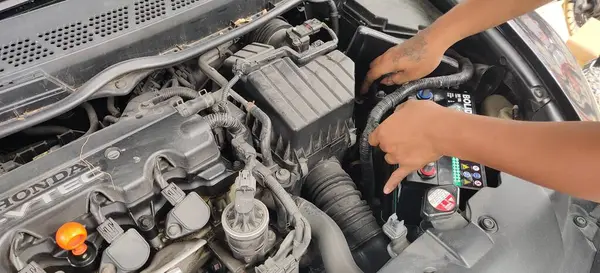 Mechanic Man Examining Maintenance Customer Engine Vehicle Car Hood Safety — Stock Photo, Image
