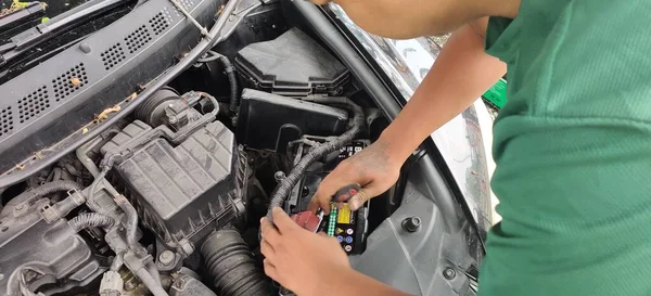 Mechanic Man Examining Maintenance Customer Engine Vehicle Car Hood Safety — Stock Photo, Image