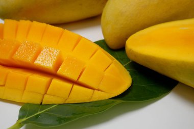 Mango ve yaprak izole edilmiş beyaz arkaplan