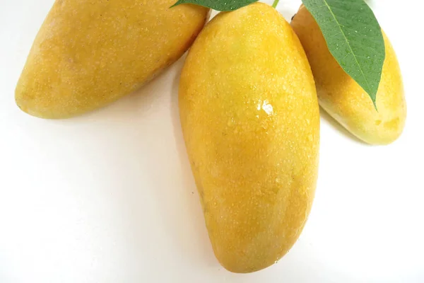 Mango ve yaprak izole edilmiş beyaz arkaplan