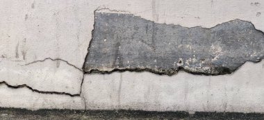 Çimento yüzeyi çatlamış. Siyah beyaz. Zemin çatlamış.