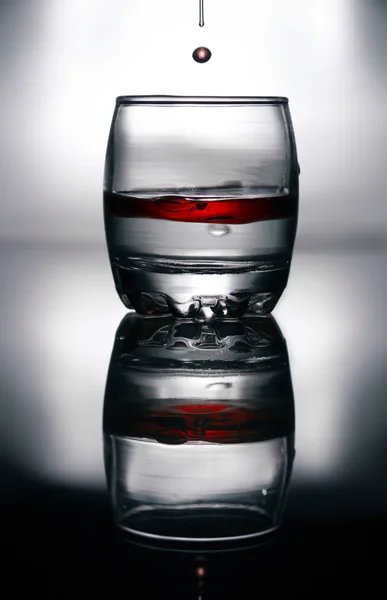 Kırmızı kan sıvı cam