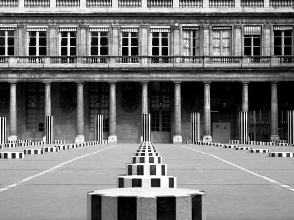 Palais-Royal (1639), aslında Palais-Kardinal denir, Kardinal Richelieu Paris kişisel ikamet olduğunu. Sütunları Buren (1985).