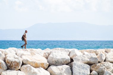 Kayanın üzerinde uyanma adam