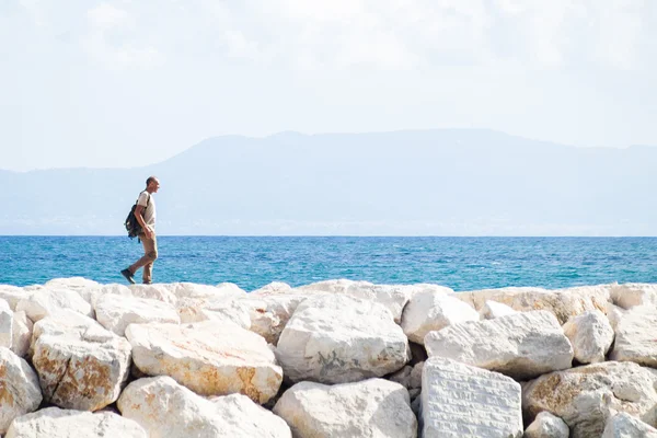 Kayanın üzerinde uyanma adam