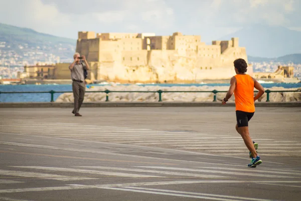 Castel dell'ovo üzerinde koşan adam