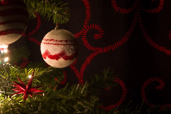 Albero di Natale con palline ornamenti — Foto Stock