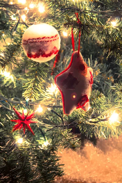 Albero di Natale con palline ornamenti — Foto Stock