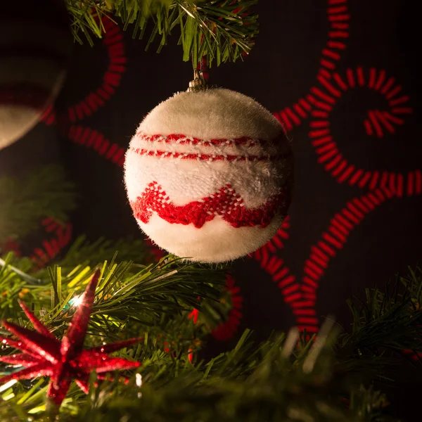 Noel ağacını süsler topları ile