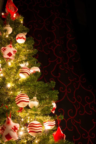 Árbol de Navidad con bolas de adornos — Foto de Stock