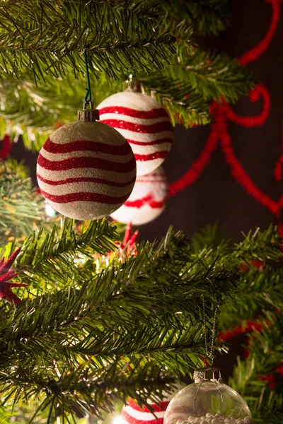 Noel ağacını süsler topları ile