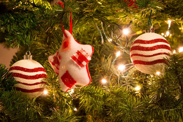 Noel ağacını süsler topları ile