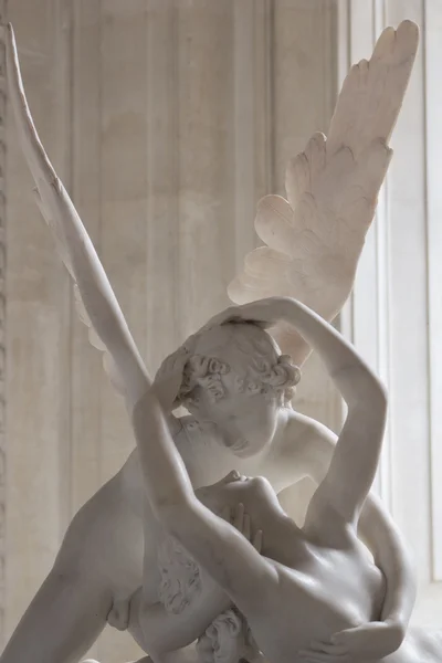 Psyche revived by Cupid kiss — Stock Photo, Image