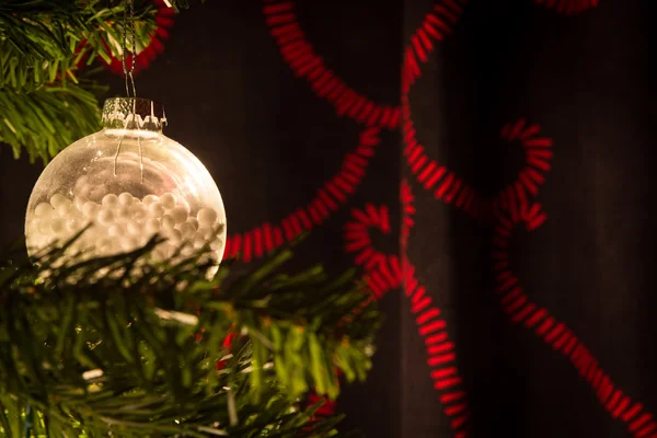 Albero di Natale con palline ornamenti — Foto Stock