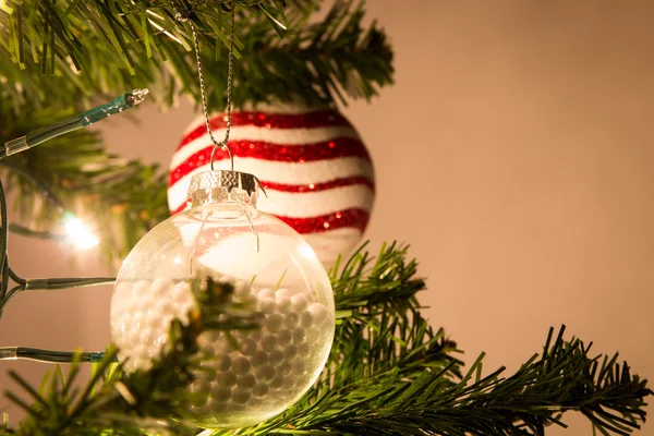 Albero di Natale con palline ornamenti — Foto Stock