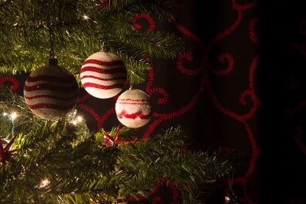 Vánoční stromeček s ozdobami míčky — Stock fotografie