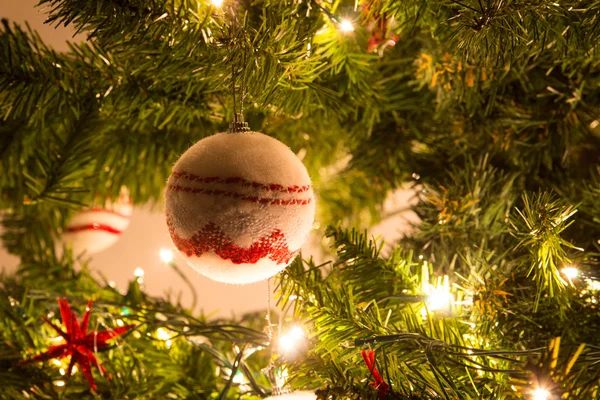 Noel ağacını süsler topları ile