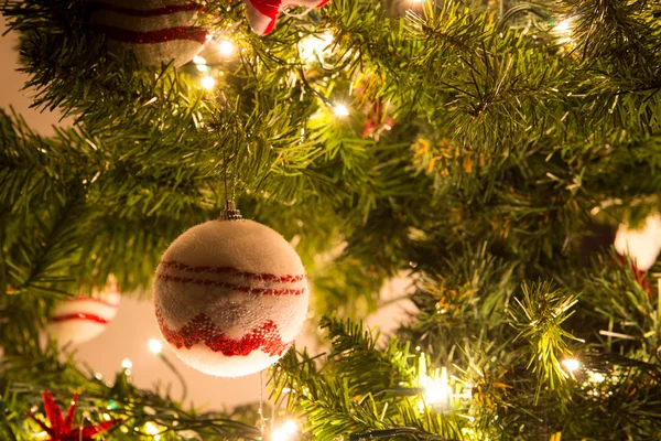 Noel ağacını süsler topları ile