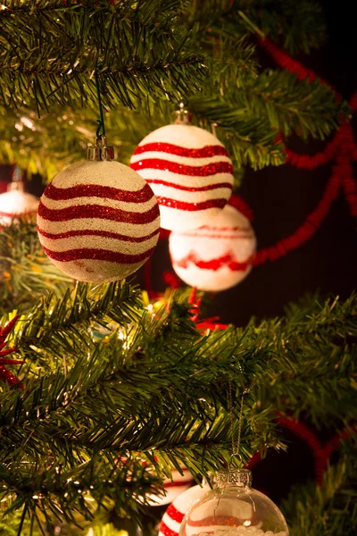 Albero di Natale con palline ornamenti — Foto Stock