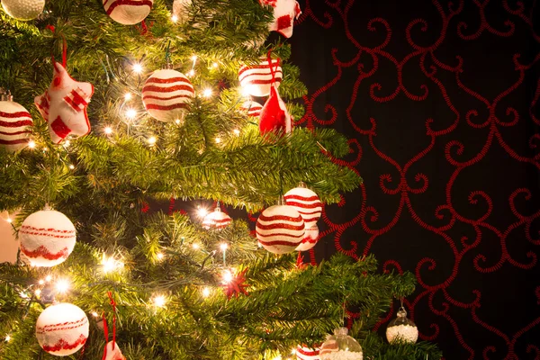 Noel ağacını süsler topları ile