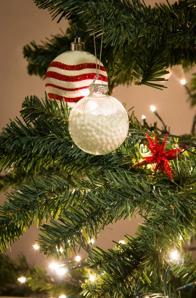 Albero di Natale con palline ornamenti — Foto Stock