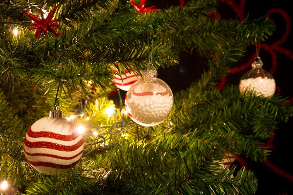 Albero di Natale con palline ornamenti — Foto Stock