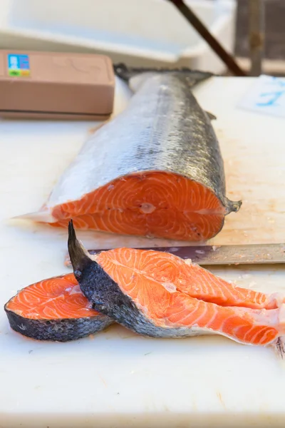 Kırmızı taze somon beyaz arka plan üzerinde balık. 