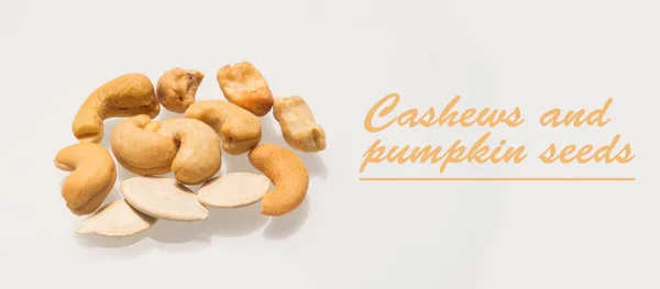 kaju fıstığı ve beyaz arka plan karşı kabak çekirdeği