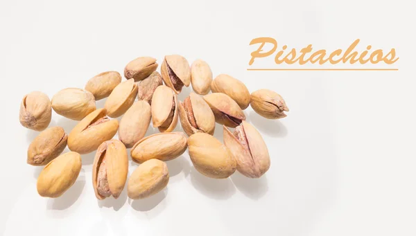 Antep fıstığı yığın beyaz bir arka plana dayanır 