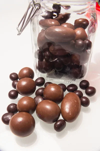 Lezzetli çikolatalı bonbon tam bir cam kavanoz
