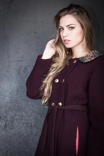 Güzel genç bir kadının portresi.