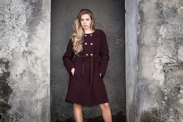 Güzel genç bir kadının portresi.