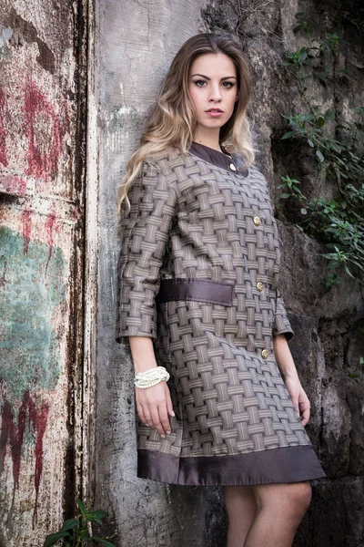 Güzel genç bir kadının portresi.