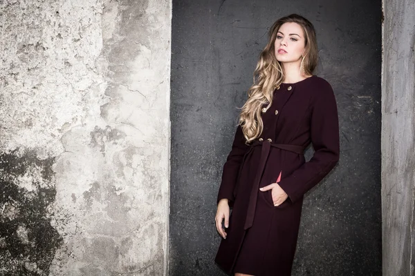 Güzel genç bir kadının portresi.