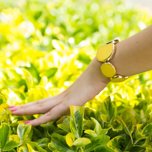 güzel genç kadın bilezik ile el