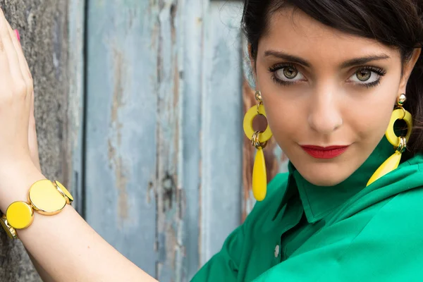 Güzel genç bir kadının portresi.