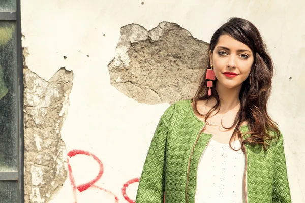 Güzel genç bir kadının portresi.