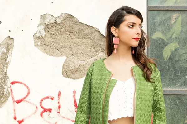 Güzel genç bir kadının portresi.