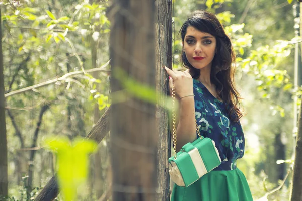 Yukarı portresi güzel genç kadın