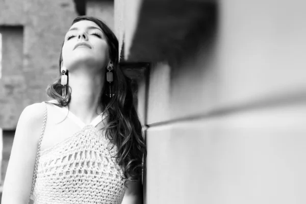 Güzel bir kadının siyah beyaz portresi.