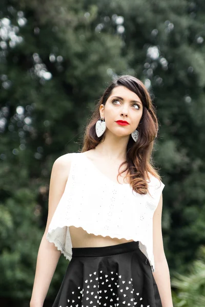 Yukarı portresi güzel genç kadın